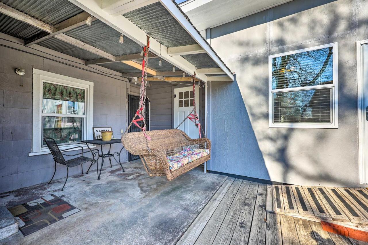 Cozy With Patio, Near Downtown! Holiday home *